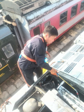 動(dòng)車空調(diào)清洗中